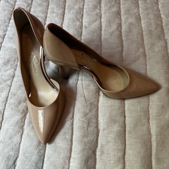 Jessica Simpson Elegant Beige Patent Leather Heels 7M - Picture 2 of 4